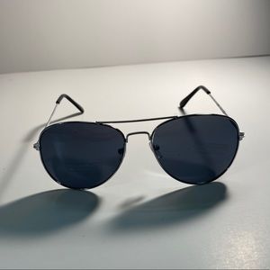 Silver men’s aviator sunglasses